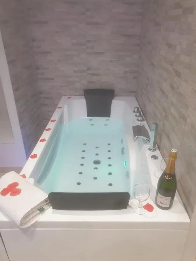 Apartment Spa Enzo Appartement Avec Jacuzzi Privatif Lyon