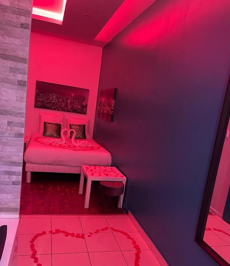 Spa Enzo Appartement Avec Jacuzzi Privatif Lyon 0*,  France